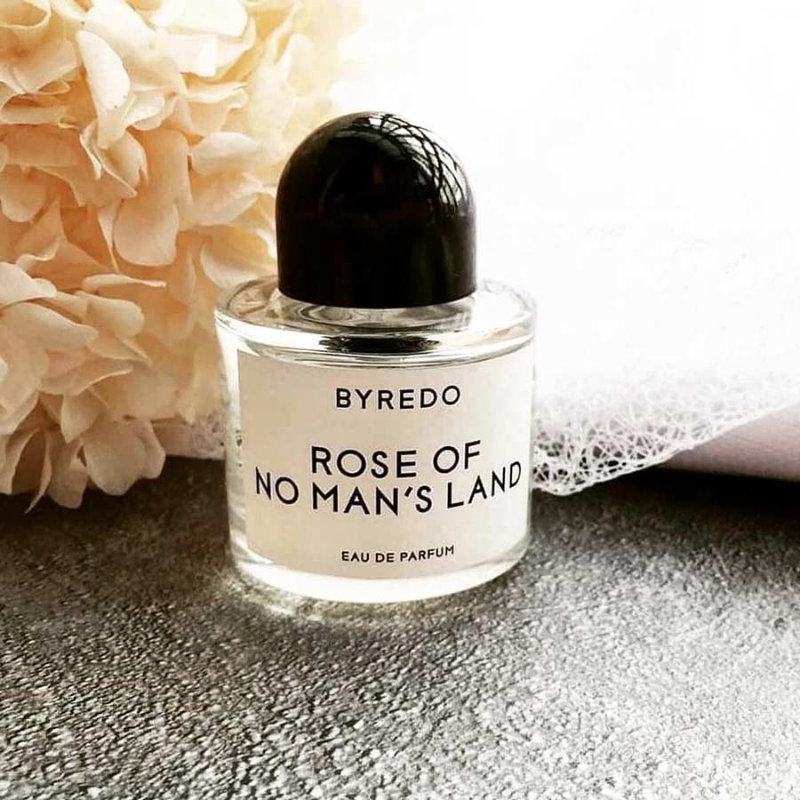 Mùi hương Byredo Rose Of No Man's Land với hoa hồng đỏ, hổ phách và giấy cói ngọt ngào